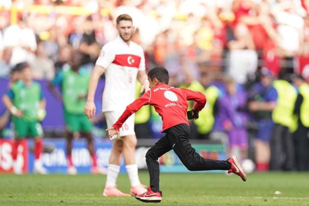 2024-06-22 Turkiye v Portugal - Group F - UEFA EURO, EM, Europameisterschaft,Fussball 2024 DORTMUND, GERMANY - JUNE 22: pitch invader during the Group F - UEFA EURO 2024 match between Turkiye and Portugal at BVB Stadion Dortmund on June 22, 2024 in Dortmund, Germany. (Photo by Joris Verwijst BSR Agency) Dortmund Germany Content not available for redistribution in The Netherlands directly or indirectly through any third parties. Copyright: xBSRxAgencyx