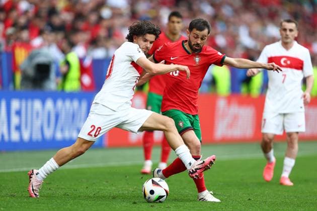 Türkei - Portugal 22. Juni 2024, Dortmund UEFA EUROs Gruppe F Türkei - Portugal Ferdi Kadioglu (Türkei) kämpft mit Bernardo Silva (Portugal) Foto Charlotte Wilson Abseits Dortmund Deutschland  Copyright: xCharlottexWilsonx xOffsidexOffside