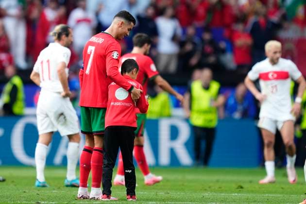 Turkiye v Portugal: Group F - UEFA EURO, EM, Europameisterschaft,Fussball 2024 Pitch invader boy with Cristiano Ronaldo centre-forward of Portugal and Al-Nassr FC during the UEFA EURO 2024 group stage match between Turkiye and Portugal at Football Stadium Dortmund on June 22, 2024 in Dortmund, Germany. Dortmund Germany  Copyright: xJosexBretonx originalFilename:breton-turkiyev240622_npgf3.jpg