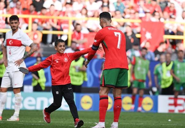 A little streaker runs into the arms of Cristiano Ronaldo to take a selfie 22 06 2024, European Football Championship 2024, Preliminary round, Matchday 2 Turkey Portugal Dortmund Signal Iduna Park North Rhine-Westphalia Germany Team2