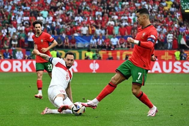 22 06 2024, xsltx, Football EM 2024, Turkey Portugal emspor, v l Hakan Calhanoglu Turkey Turkey Cristiano Ronaldo Portugal duel, action, action, battle for the ball DFL DFB REGULATIONS PROHIBIT ANY USE OF PHOTOGRAPHS as IMAGE SEQUENCES and or QUASI VIDEO Dortmund