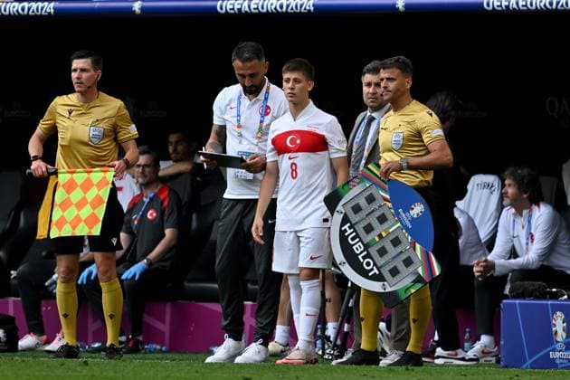 22 06 2024, xsltx, European Football Championship 2024, Turkey Portugal emspor, v l Substitution Arda Güler Turkey Turkey Fourth official Referee Gil Manzano, Jesus Spain DFL DFB REGULATIONS PROHIBIT ANY USE OF PHOTOGRAPHS as IMAGE SEQUENCES and or QUASI VIDEO Dortmund