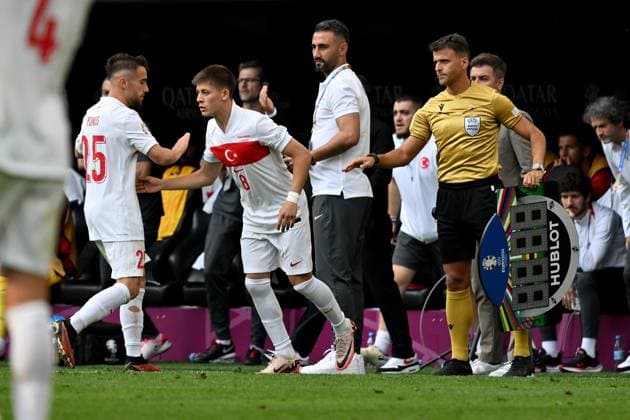 22 06 2024, xsltx, European Football Championship 2024, Turkey Portugal emspor, v l Substitution Arda Güler Turkey Turkey Fourth official Referee Gil Manzano, Jesus Spain Yunus Akgün Turkey Turkey DFL DFB REGULATIONS PROHIBIT ANY USE OF PHOTOGRAPHS as IMAGE SEQUENCES and or QUASI VIDEO Dortmund