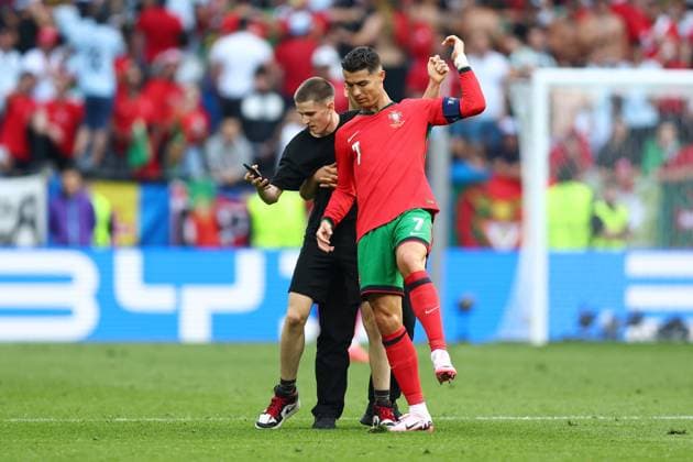 Türkei gegen Portugal 22. Juni 2024, Dortmund UEFA EUROs Gruppe F Türkei gegen Portugal Ein Fan versucht ein Selfie mit Cristiano Ronaldo von Portugal zu machen, der ihn abblitzen lässt Foto Charlotte Wilson Abseits Dortmund Deutschland  Copyright: xCharlottexWilsonx xOffsidexOffside
