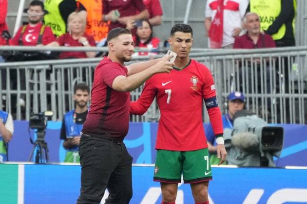 Streaker runs to Cristiano Ronaldo Portugal, 07 and wants to take a selfie with him with his cell phone Dortmund 22 06 2024 Turkey vs Portugal, EURO2024 M23, Group F, EM Arena Dortmund