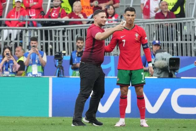 Streaker runs to Cristiano Ronaldo Portugal, 07 and wants to take a selfie with him with his cell phone Dortmund 22 06 2024 Turkey vs Portugal, EURO2024 M23, Group F, EM Arena Dortmund