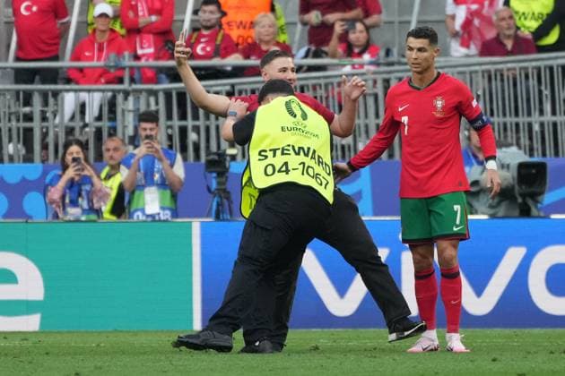 Streaker runs to Cristiano Ronaldo Portugal, 07 and wants to take a selfie with him with his cell phone Dortmund 22 06 2024 Turkey vs Portugal, EURO2024 M23, Group F, EM Arena Dortmund
