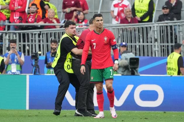 Streaker runs to Cristiano Ronaldo Portugal, 07 and wants to take a selfie with him with his cell phone Dortmund 22 06 2024 Turkey vs Portugal, EURO2024 M23, Group F, EM Arena Dortmund
