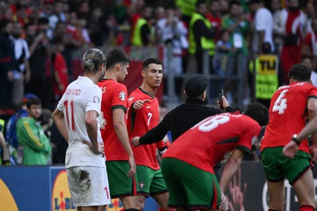 Cristiano Ronaldo Portugal was harassed several times by selfie flickers 22 06 2024, European Football Championship 2024, Preliminary round, Matchday 2 Turkey Portugal Dortmund Signal Iduna Park North Rhine-Westphalia Germany Team2