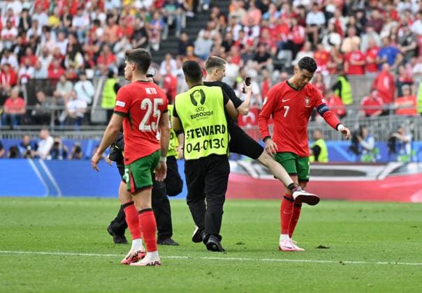 Cristiano Ronaldo Portugal was harassed several times by selfie flickers 22 06 2024, European Football Championship 2024, Preliminary round, Matchday 2 Turkey Portugal Dortmund Signal Iduna Park North Rhine-Westphalia Germany Team2