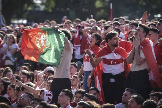 Fans European Championship match Turkey vs Portugal FOR EDITORIAL PURPOSES ONLY EDITORIAL USE ONLY p A Portugal fan celebrates the 2 goal of Portugal between Turkish fans at the public viewing in the fan zone at Westalenpark in Dortumd, on Saturday, June 22, 2024 during the European Championship match between Turkey and Portugal Germany North Rhine Westphalia Dortmund Copyright SocratesxTassos Copyright: SocratesxTassos doc7vze9u5aug14r32x6mc ,EDITORIAL USE ONLY Copyright: SocratesxTassos