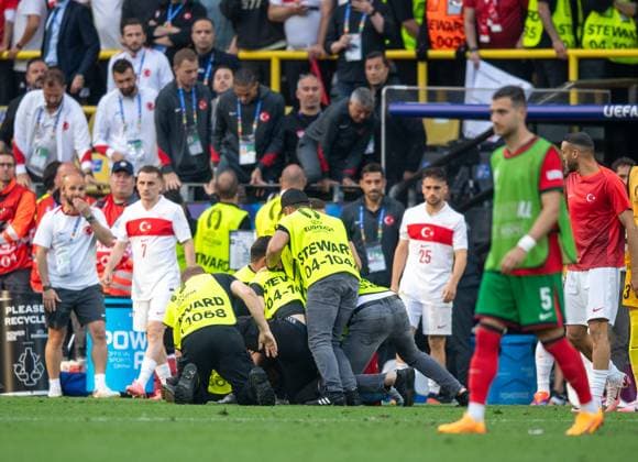 Football, men, 2023 24 season, Euro 2024 Group F 2 matchday in Dortmund, Turkey Portugal, stewards overpower a streaker who stormed onto the pitch after the final whistle because of Cristiano Ronaldo not in the picture, Portugal, 22 06 2024, Copyright: xSebastianxRäppold MatthiasxKochx