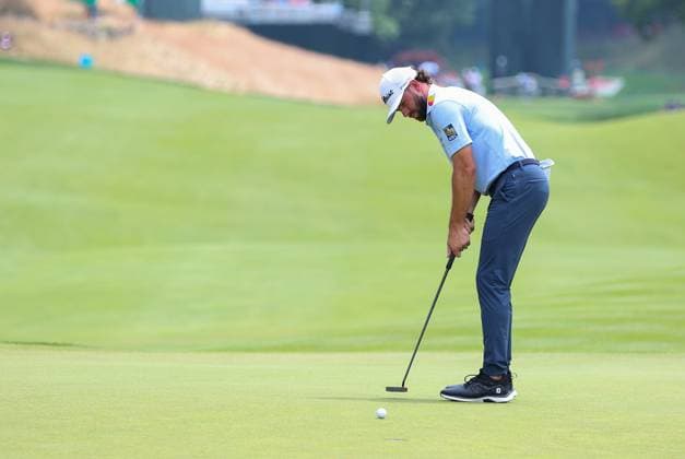 CROMWELL, CT - JUNE 22: Cameron Young of United States putts on the 18th green and shoots 59 during the third round of the 2024 Travelers Championship on June 22, 2024, at TPC River Highlands in Cromwell, CT. (Photo by M. Anthony Nesmith Icon Sportswire) GOLF: JUN 22 PGA, Golf Herren Travelers Championship EDITORIAL USE ONLY Icon240622032024