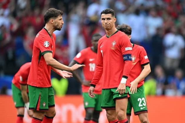 Dortmund - (l-r) Ruben Dias of Portugal, Cristiano Ronaldo of Portugal during the UEFA EURO, EM, Europameisterschaft,Fussball 2024 group F match between Turkey and Portugal at BVB Stadium Dortmund on June 22, 2024 in Dortmund, Germany. ANP Hollandse Hoogte UEFA EURO 2024 2024 xVIxANPxSportx xGerritxvanxKeulenxIVx 501784656 originalFilename: 501784656.jpg