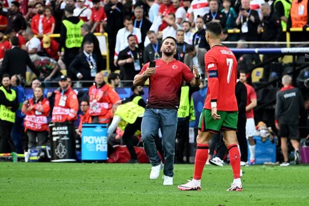 22 06 2024, xsltx, Football EM 2024, Turkey Portugal emspor, v l A streaker with Cristiano Ronaldo Portugal wants to take a selfie DFL DFB REGULATIONS PROHIBIT ANY USE OF PHOTOGRAPHS as IMAGE SEQUENCES and or QUASI VIDEO Dortmund