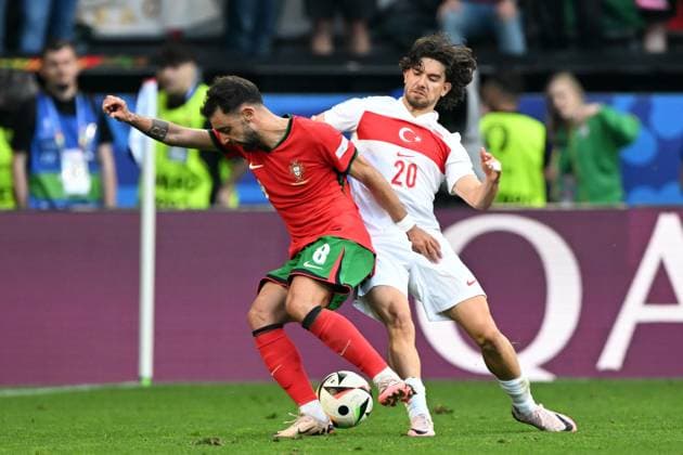 Dortmund - (l-r) Bruno Fernandes of Portugal, Ferdi Kadioglu of Turkey during the UEFA EURO, EM, Europameisterschaft,Fussball 2024 group F match between Turkey and Portugal at BVB Stadium Dortmund on June 22, 2024 in Dortmund, Germany. ANP Hollandse Hoogte UEFA EURO 2024 2024 xVIxANPxSportx xGerritxvanxKeulenxIVx 501785200 originalFilename: 501785200.jpg