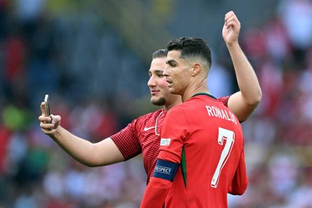 Dortmund - A supporter storms the pitch for a selfie with Cristiano Ronaldo of Portugal during the UEFA EURO, EM, Europameisterschaft,Fussball 2024 group F match between Turkey and Portugal at the BVB Stadium Dortmund on June 22, 2024 in Dortmund, Germany. ANP Hollandse Hoogte UEFA EURO 2024 2024 xVIxANPxSportx xGerritxvanxKeulenxIVx 501785695 originalFilename: 501785695.jpg