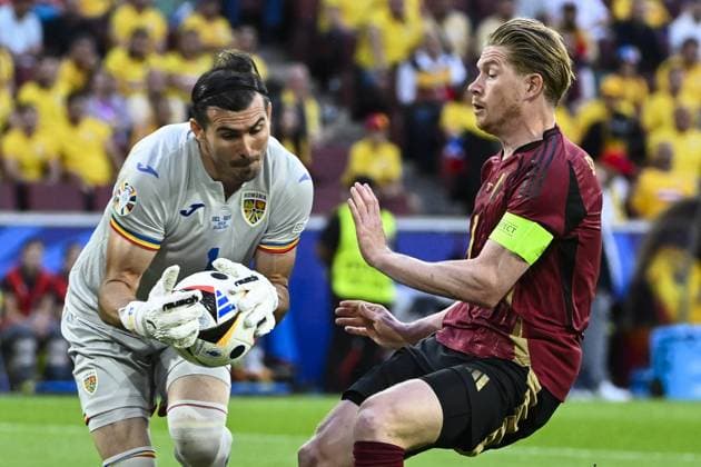 Romania s goalkeeper Florin Nita and Belgium s Kevin De Bruyne fight for the ball during a soccer game between Belgian national soccer team Red Devils and Romania, Saturday 22 June 2024 in Cologne, Germany, the second match in the group stage of the UEFA EURO, EM, Europameisterschaft,Fussball 2024 European championships. DIRKxWAEM  x95079383x