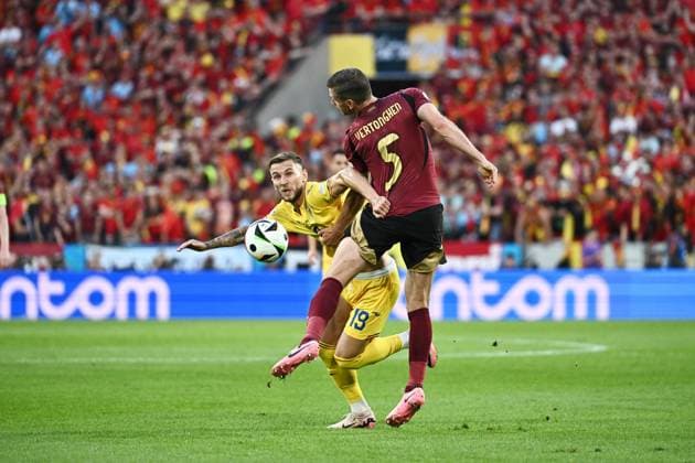 240622 EURO2024 BELGIUM VS ROMANIA Jan Vertonghen (5) of Belgium battles for the ball with Denis DraguÅü (19) of Romania during a soccer game between the national teams of Belgium, called the Red Devils and Romania on the second matchday in Group E in the group stage of the UEFA EURO, EM, Europameisterschaft,Fussball 2024 tournament , on Saturday 22 June 2024 in Cologne , Germany . PHOTO Isosport Maarten Straetemans Cologne GERMANY  Copyright: xx 466872
