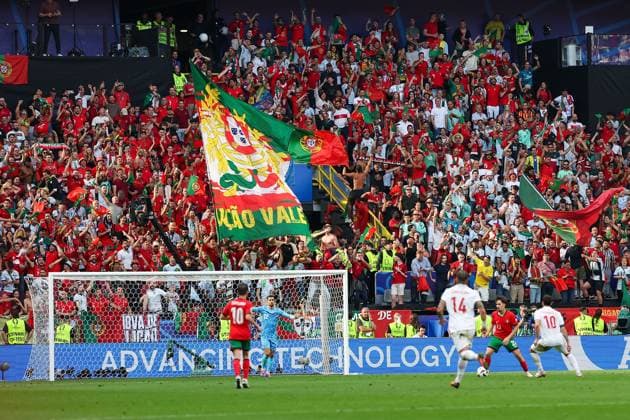 BVB Stadion Dortmund, Dortmund Saturday, June 22, 2024 UEFA EURO 2024 Germany, Group F stage Matchday 2 Türkiye Portugal, Vitinha Portugal Match scene, in the background the Fans of Portugal show their support, Fans, Mood, Scarves, Shirts, Emotions, Adeptos durante o jogo, Copyright: JoaquimxFerreira