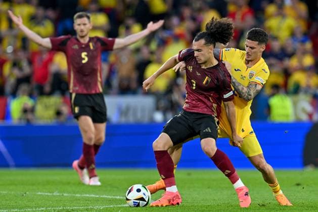 240622 EURO2024 BELGIUM VS ROMANIA Arthur Theate (3) of Belgium fighting for the ball with Dennis Man (20) of Romania during a soccer game between the national teams of Belgium, called the Red Devils and Romania on the second matchday in Group E in the group stage of the UEFA EURO, EM, Europameisterschaft,Fussball 2024 tournament , on Saturday 22 June 2024 in Cologne , Germany . PHOTO SPORTPIX David Catry Cologne GERMANY  Copyright: xx 466899