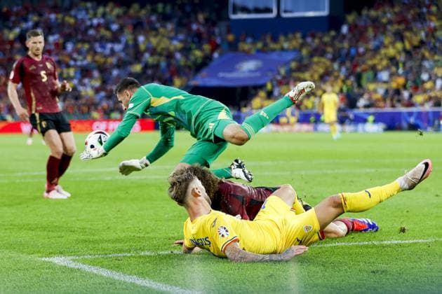 COLOGNE, RheinEnergieStadium , 22-06-2024 , European Football Championship Euro2024, Group stage match no.22 between Belgium and Romania. Belgium goalkeeper Koen Casteels , Belgium player Wout Faes and Romania player Denis Mihai Dragus Belgium - Romania (Euro2024)  x25568082x Copyright: