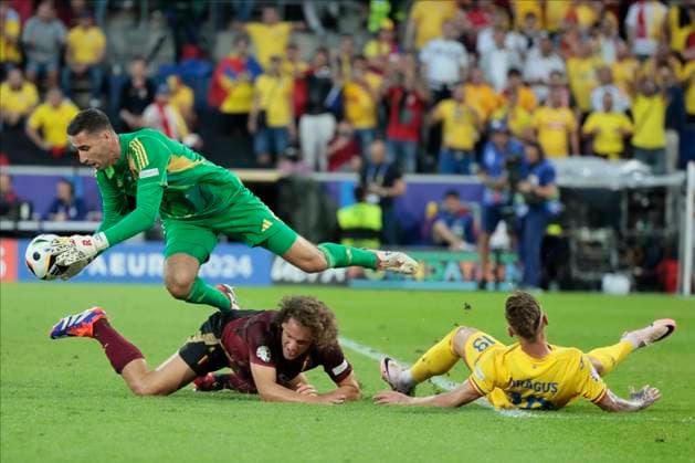 Sport Bilder des Tages Belgium v Romania: Group E - UEFA EURO, EM, Europameisterschaft,Fussball 2024 Koen Casteels, Goalkeeper of Belgium, Wout Faes of Belgium and Denis Dragus of Romania challenge during the UEFA EURO 2024 group stage match between Belgium and Romania at Cologne Stadium on June 22, 2024 in Cologne, Germany. Cologne Cologne Stadium Germany Germany Copyright: xRichardxSellers Sportsphoto APLx 14042156