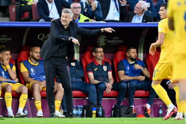 240622 EURO2024 BELGIUM VS ROMANIA Coach Edward Iordanescu of Romania gestures during a soccer game between the national teams of Belgium, called the Red Devils and Romania on the second matchday in Group E in the group stage of the UEFA EURO, EM, Europameisterschaft,Fussball 2024 tournament , on Saturday 22 June 2024 in Cologne , Germany . PHOTO SPORTPIX David Catry Cologne GERMANY  Copyright: xx 466939