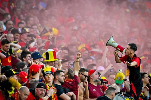240622 EURO2024 BELGIUM VS ROMANIA fans and supporters of Belgium using smokebombs during a soccer game between the national teams of Belgium, called the Red Devils and Romania on the second matchday in Group E in the group stage of the UEFA EURO, EM, Europameisterschaft,Fussball 2024 tournament , on Saturday 22 June 2024 in Cologne , Germany . PHOTO SPORTPIX David Catry Cologne GERMANY  Copyright: xx 466942