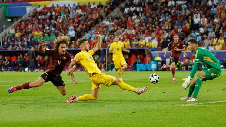 22 06 2024, Football, Euro 2024, Preliminary round, Belgium Romania, GER, Cologne, Cologne Stadium Picture from left Wout Faes Belgium, 4 , Denis Dragus Romania, 19 and Goalkeeper, Goalkeeper Koen Casteels Belgium, 1 , Copyright: HMBxMedia xHeikoxBecker