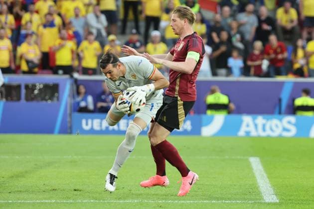 Kevin De Bruyne Belgium, No. 7 collides unintentionally with goalkeeper Florin Nita Romania, No. 1 , Preliminary round match M22, BEL ROU, Group E, European Football Championship, Belgium vs Romania, European Football Championship, Belgium vs Romania, Cologne, 22 06 2024,