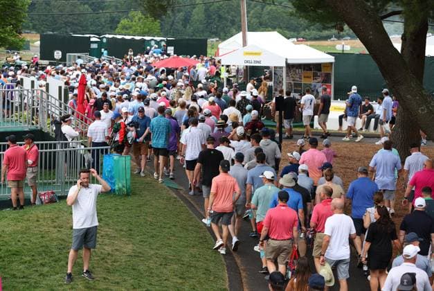 CROMWELL, CT - JUNE 22: Spectators are taking shelter or leaving the premises due to temporary suspension of game during the third round of the 2024 Travelers Championship on June 22, 2024, at TPC River Highlands in Cromwell, CT. (Photo by M. Anthony Nesmith Icon Sportswire) GOLF: JUN 22 PGA, Golf Herren Travelers Championship EDITORIAL USE ONLY Icon240622292024