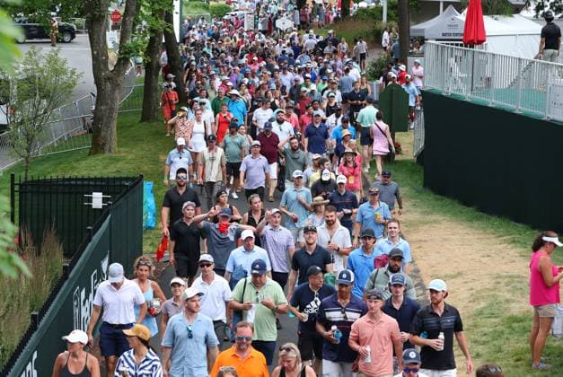 CROMWELL, CT - JUNE 22: Spectators are taking shelter or leaving the premises due to temporary suspension of game during the third round of the 2024 Travelers Championship on June 22, 2024, at TPC River Highlands in Cromwell, CT. (Photo by M. Anthony Nesmith Icon Sportswire) GOLF: JUN 22 PGA, Golf Herren Travelers Championship EDITORIAL USE ONLY Icon240622302024