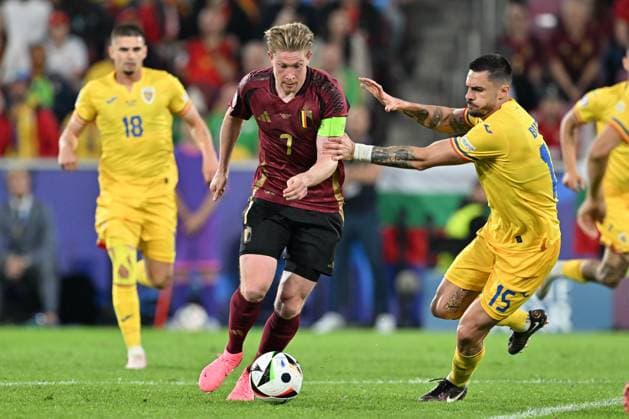 240622 EURO2024 BELGIUM VS ROMANIA Kevin De Bruyne (7) of Belgium fighting for the ball with Andrei Burca (15) of Romania during a soccer game between the national teams of Belgium, called the Red Devils and Romania on the second matchday in Group E in the group stage of the UEFA EURO, EM, Europameisterschaft,Fussball 2024 tournament , on Saturday 22 June 2024 in Cologne , Germany . PHOTO SPORTPIX David Catry Cologne GERMANY  Copyright: xx 467021