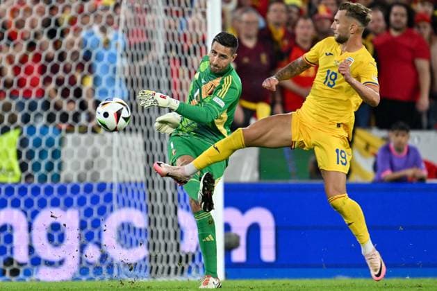 240622 EURO2024 BELGIUM VS ROMANIA goalkeeper Koen Casteels (1) of Belgium pictured in a duel with Denis DraguÅü (19) of Romania during a soccer game between the national teams of Belgium, called the Red Devils and Romania on the second matchday in Group E in the group stage of the UEFA EURO, EM, Europameisterschaft,Fussball 2024 tournament , on Saturday 22 June 2024 in Cologne , Germany . PHOTO SPORTPIX David Catry Cologne GERMANY  Copyright: xx 467022