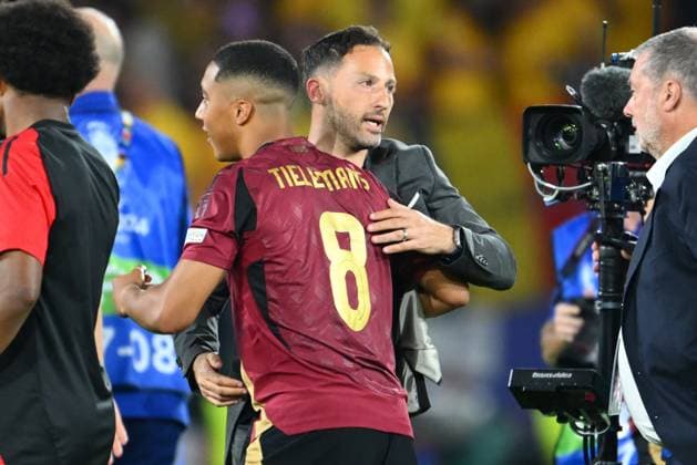 Belgium v Romania Group E - UEFA EURO, EM, Europameisterschaft,Fussball 2024 COLOGNE, GERMANY - JUNE 22 : Tedesco Domenico head coach of Belgium celebrates with Tielemans Youri midfielder of Belgium during the UEFA EURO 2024 European Football Championship tournament group E stage match between Belgium and Romania at Cologne Stadium on June 22, 2024 in Cologne, Germany, 22 06 2024 Cologne Germany  Copyright: xVincentxKalutx