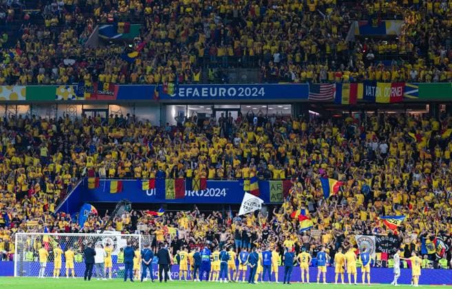 Players of Romania and Fans of Romania, UEFA EURO 2024 Group E, Belgium vs Romania, Cologne Stadium on June 22, 2024 in Cologne, Germany Photo by Silas Schueller DeFodi Images Players of Romania and Fans of Romania, UEFA EURO 2024 Group E, Belgium vs Romania, Cologne Stadium on June 22, 2024 in Cologne, Germany Photo by Silas Schueller DeFodi Images Defodi 738 738 BELROU 20240622 278 Defodi-738