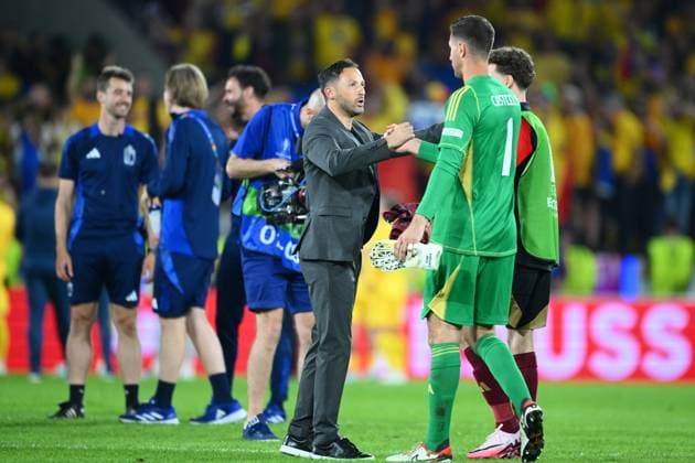 Belgium v Romania Group E - UEFA EURO, EM, Europameisterschaft,Fussball 2024 COLOGNE, GERMANY - JUNE 22 : Tedesco Domenico head coach of Belgium celebrates the win with Casteels Koen goalkeeper of Belgium during the UEFA EURO 2024 European Football Championship tournament group E stage match between Belgium and Romania at Cologne Stadium on June 22, 2024 in Cologne, Germany, 22 06 2024 Cologne Germany  Copyright: xVincentxKalutx