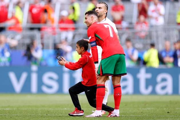 RONALDO Cristiano Kapitaen Team Portugal with the first selfie Flitzer ready for photo with cell phone UEFA Fussball EURO 2024 in Deutschland Vorrundenspiel Gruppe F Tuerkei Portugal 0 3 am 22 06 2024 in Dortmund DFL REGULATIONS PROHIBIT ANY USE OF PHOTOGRAPHS as IMAGE SEQUENCES and or QUASI VIDEO Copyright: xLacixPerenyix