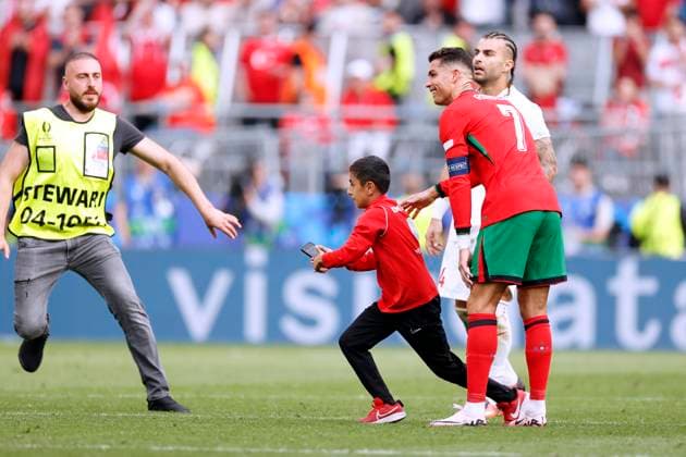 RONALDO Cristiano Kapitaen Team Portugal with the first selfie Flitzer ready for photo with cell phone UEFA Fussball EURO 2024 in Deutschland Vorrundenspiel Gruppe F Tuerkei Portugal 0 3 am 22 06 2024 in Dortmund DFL REGULATIONS PROHIBIT ANY USE OF PHOTOGRAPHS as IMAGE SEQUENCES and or QUASI VIDEO Copyright: xLacixPerenyix