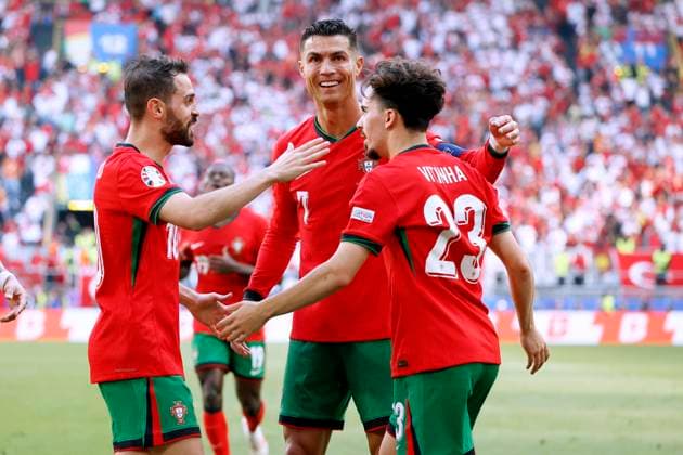 BERNARDO SILVA Team Portugal cheers with captain RONALDO Cristiano and VITINHA after own goal for 0 2 UEFA Football EURO 2024 in Germany preliminary round match Group F Turkey Portugal 0 3 on 22 06 2024 in Dortmund DFL REGULATIONS PROHIBIT ANY USE OF PHOTOGRAPHS as IMAGE SEQUENCES and or QUASI VIDEO Copyright: xLacixPerenyix