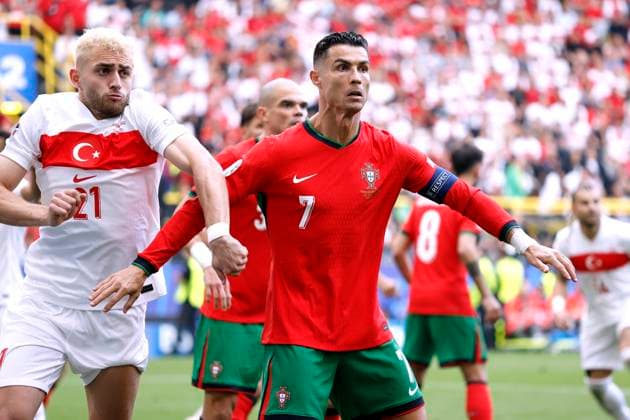 RONALDO Cristiano Kapitaen Team Portugal with YILMAZ UEFA Fußball EURO 2024 in Deutschland Vorrundenspiel Gruppe F Tuerkei Portugal 0 3 am 22 06 2024 in Dortmund DFL REGULATIONS PROHIBIT ANY USE OF PHOTOGRAPHS as IMAGE SEQUENCES and or QUASI VIDEO Copyright: xLacixPerenyix