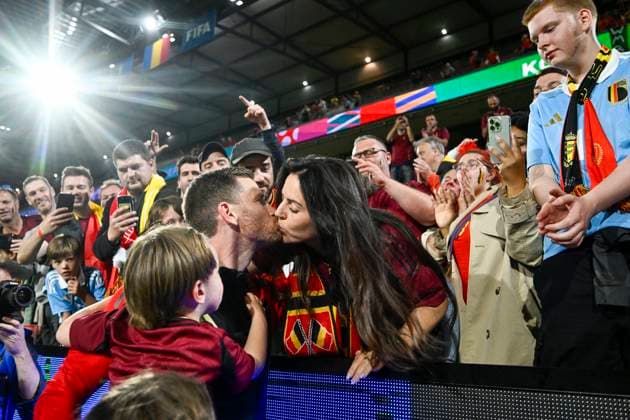 Belgium v Romania Group E - UEFA EURO, EM, Europameisterschaft,Fussball 2024 COLOGNE, GERMANY - JUNE 22 : Vertonghen Jan defender of Belgium receives a kiss of his wife De Vries Sophie during the UEFA EURO 2024 European Football Championship tournament group E stage match between Belgium and Romania at Cologne Stadium on June 22, 2024 in Cologne, Germany, 22 06 2024 Cologne Germany  Copyright: xPeterxDexVoechtx