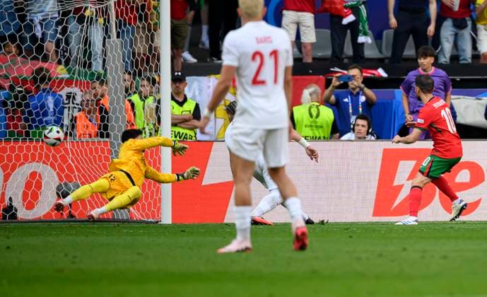 Bernardo SILVA r POR shoots the goal for 0 1, action, against goalkeeper BAYINDIR Altay TUR , action, duel, preliminary round 2 match day, group F, match M23, Turkey TUR Portugal POR , on 22 06 2024 in Dortmund Germany European Football Championship 2024 from 14 06 14 07 2024 in Germany Â