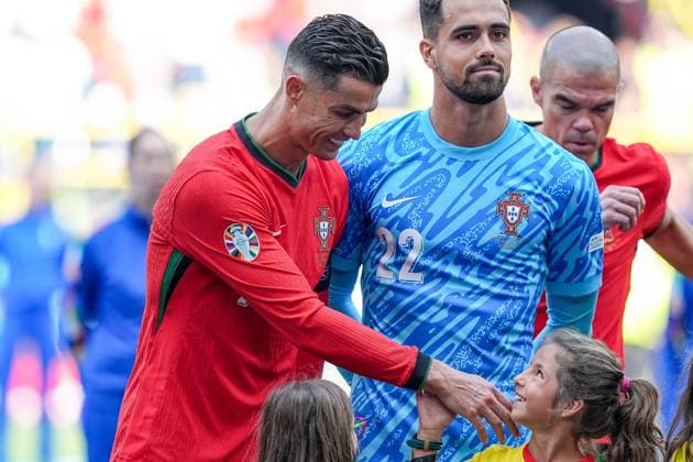 Dortmund, Germany, June 22th 2024: Cristiano Ronaldo (7 Portugal) smiles at a girl prior to the national anthem during the UEFA EURO, EM, Europameisterschaft,Fussball 2024 Germany Group F football match between Turkiye and Portugal at BVB Stadion Dortmund in Dortmund, Germany. (Daniela Porcelli SPP)  Copyright: xDanielaxPorcellix xSPPx spp-en-DaPoSp-20240622-DP200500