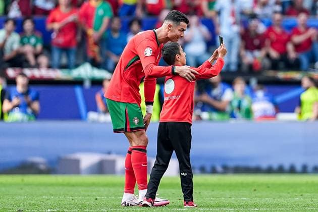 Dortmund, Germany, June 22th 2024: A young boy invades the pitch and takes a selfie with Cristiano Ronaldo (7 Portugal) during the UEFA EURO, EM, Europameisterschaft,Fussball 2024 Germany Group F football match between Turkiye and Portugal at BVB Stadion Dortmund in Dortmund, Germany. (Daniela Porcelli SPP)  Copyright: xDanielaxPorcellix xSPPx spp-en-DaPoSp-20240622-DP202634