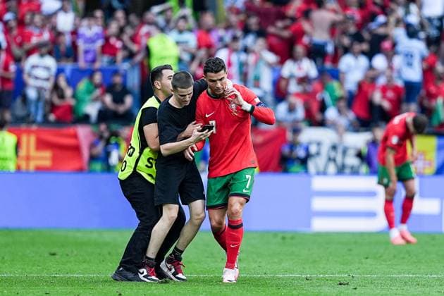 Dortmund, Germany, June 22th 2024: Young adult runs on the pitch to get a selfie with Cristiano Ronaldo (7 Portugal) during the UEFA EURO, EM, Europameisterschaft,Fussball 2024 Germany Group F football match between Turkiye and Portugal at BVB Stadion Dortmund in Dortmund, Germany. (Daniela Porcelli SPP)  Copyright: xDanielaxPorcellix xSPPx spp-en-DaPoSp-20240622-DP202982