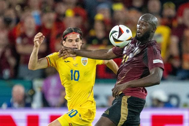 GER, EURO 2024, Group E, Belgium BEL vs Romania ROU 22 06 2024, Cologne Stadium, Cologne, GER, EURO 2024, Group E, Belgium BEL vs Romania ROU In the picture Romelu Lukaku Belgium BEL, 10 Ball on arm in duel, duel, dynamics, action, action, game scene Janis Hagi Romania ROU, 10 nordphotoxGmbHxx xDenkinger nph00015