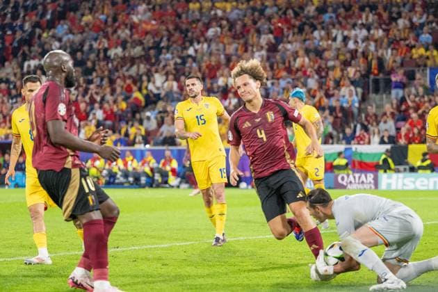 GER, EURO 2024, Group E, Belgium BEL vs Romania ROU 22 06 2024, Cologne Stadium, Cologne, GER, EURO 2024, Group E, Belgium BEL vs Romania ROU In the picture Romelu Lukaku Belgium BEL, 10 Wout Faes Belgium BEL, 04 Florin Nita Romania ROU, 01 in duel, duel, dynamics, action, action, game scene nordphotoxGmbHxx xDenkinger nph00015