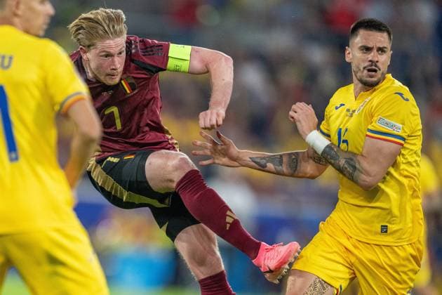 GER, EURO 2024, Group E, Belgium BEL vs Romania ROU 22 06 2024, Cologne Stadium, Cologne, GER, EURO 2024, Group E, Belgium BEL vs Romania ROU In the picture Kevin de Bruyne Belgium BEL, 07 Andrei Barcu Romania ROU, 15 in duel, duel, dynamics, action, action, game scene injury injured pain nordphotoxGmbHxx xDenkinger nph00015
